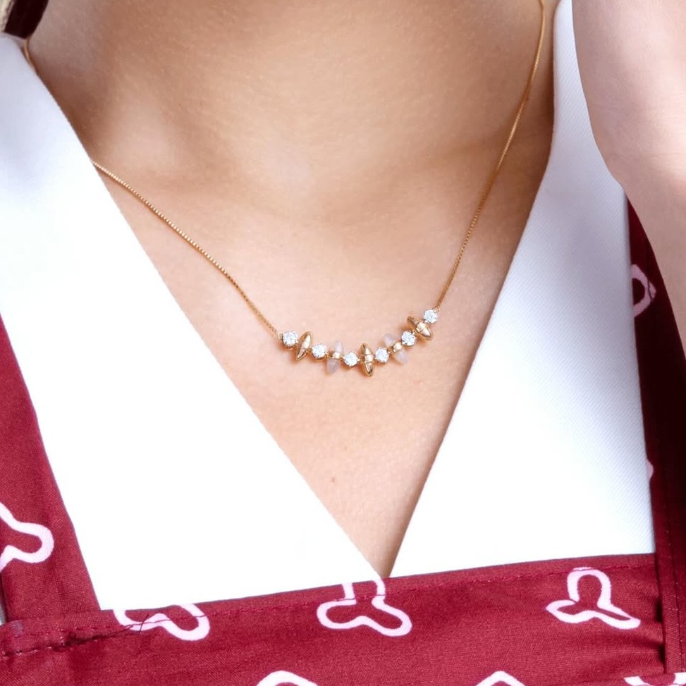 Nuansa stylish dari kalung emas rose gold The Palace