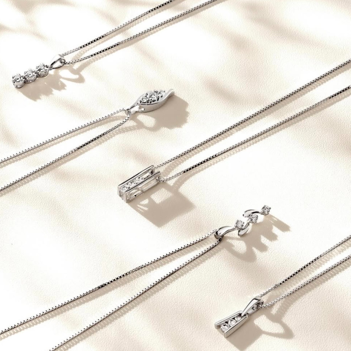 Desain kalung berlian minimalis hadirkan kilauan elegan di dalam penampilan casual Anda