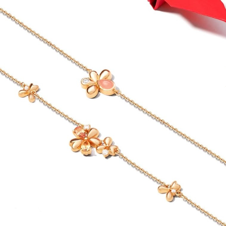 Model kalung yang feminin dengan aksen bunga dari The Palace Jeweler