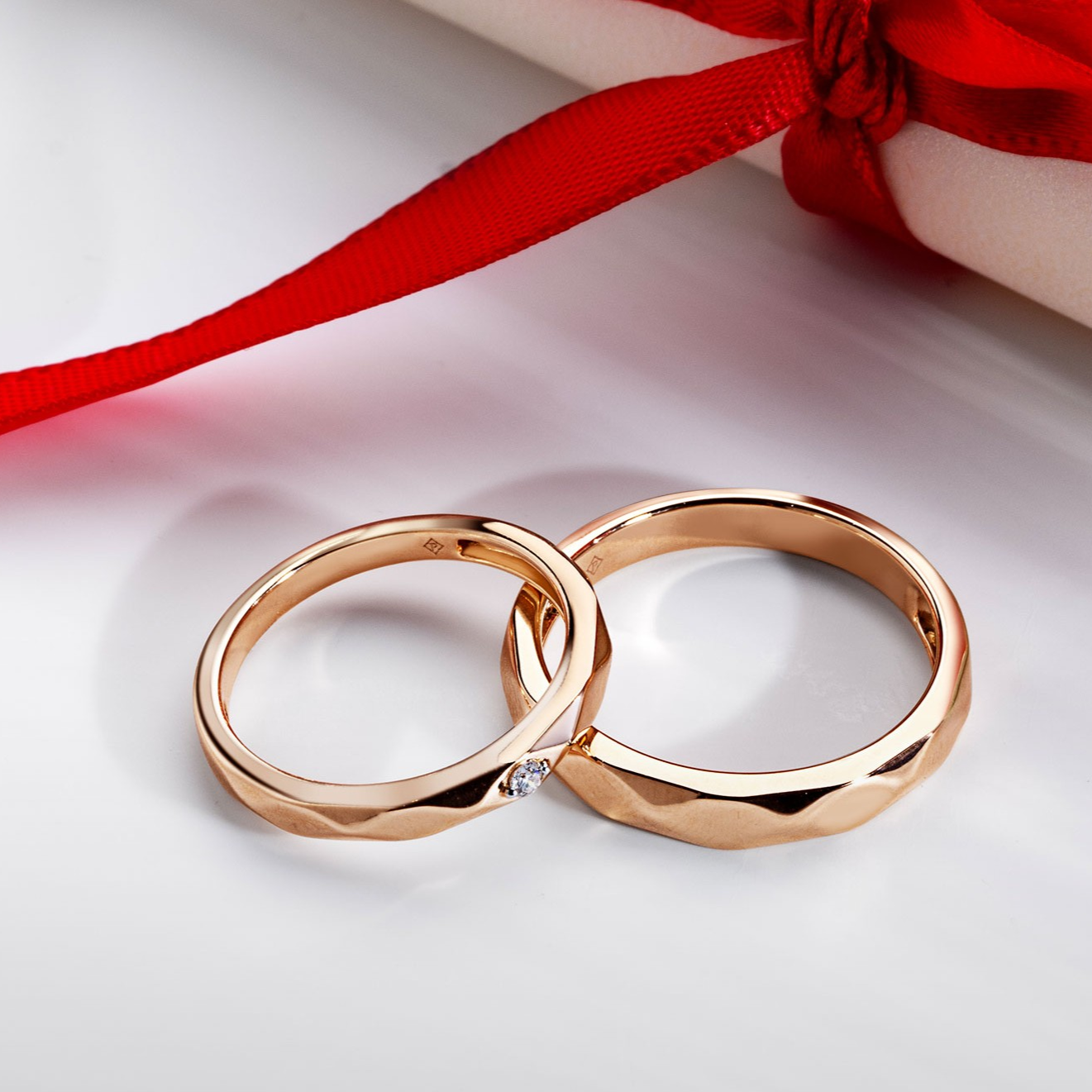 Wedding Rings Emas Rose Gold dengan Desain Elegan untuk Melengkapi Momen Pernikahan Impian