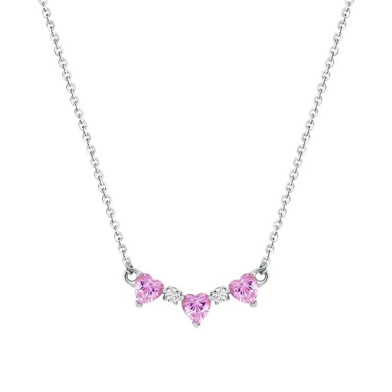 Stay relevant dengan gaya busana vintage dengan sentuhan kalung emas putih modern