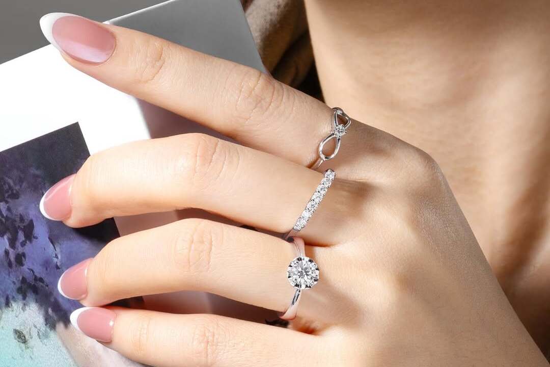 Lihat Harga Cincin Emas Putih yang Beragam Untuk Sempurnakan Look Elegan Anda