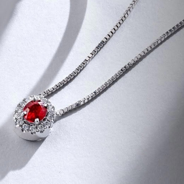 Keindahan permata rubi yang menyala berikan warna untuk penampilan a la flower children