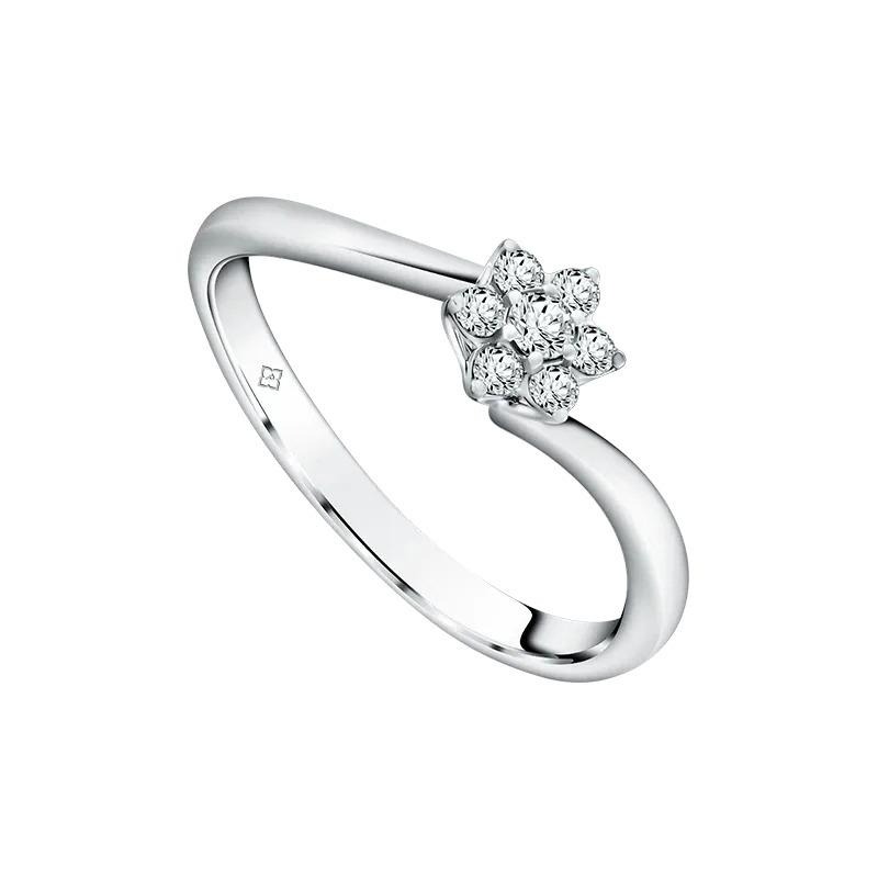 Keindahan siluet bunga berlian dari cincin Sterena berikan kesan manis