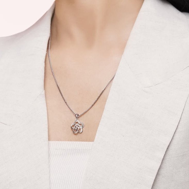 Kalung dengan Pendant Berlian yang Elegan untuk Daily