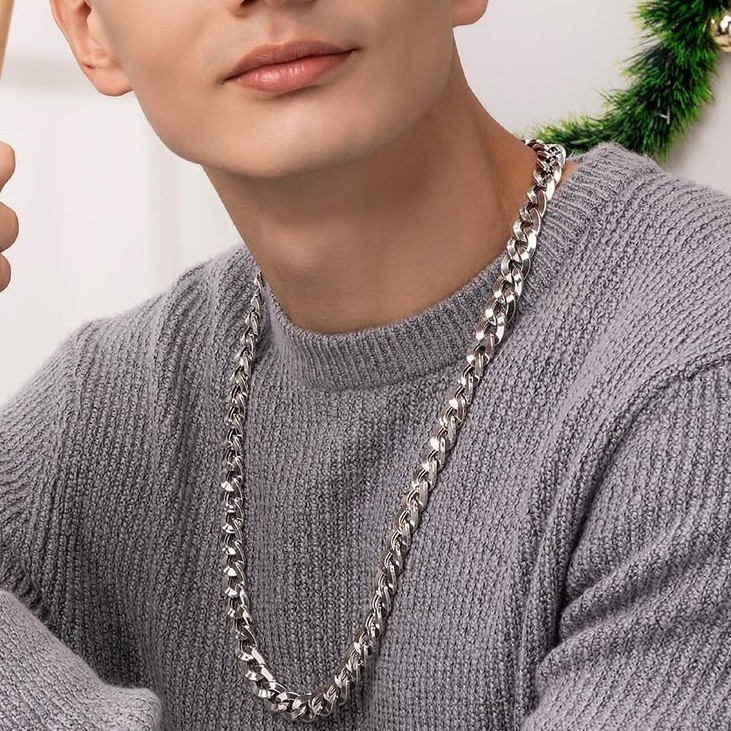 Nuansa white gold pada kalung pria ini memberi kesan yang elegan