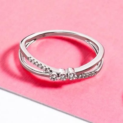 Trilogy Ring Bertatahkan Berlian Bergaya Minimalis