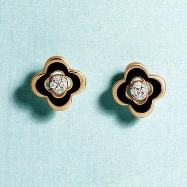 Anting emas dengan vibes chic dan stylish ini cocok untuk remaja