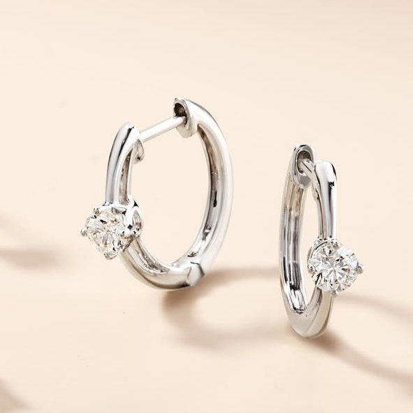 Pesona Anting Emas Putih Model Hoop Untuk Tampilan Modern