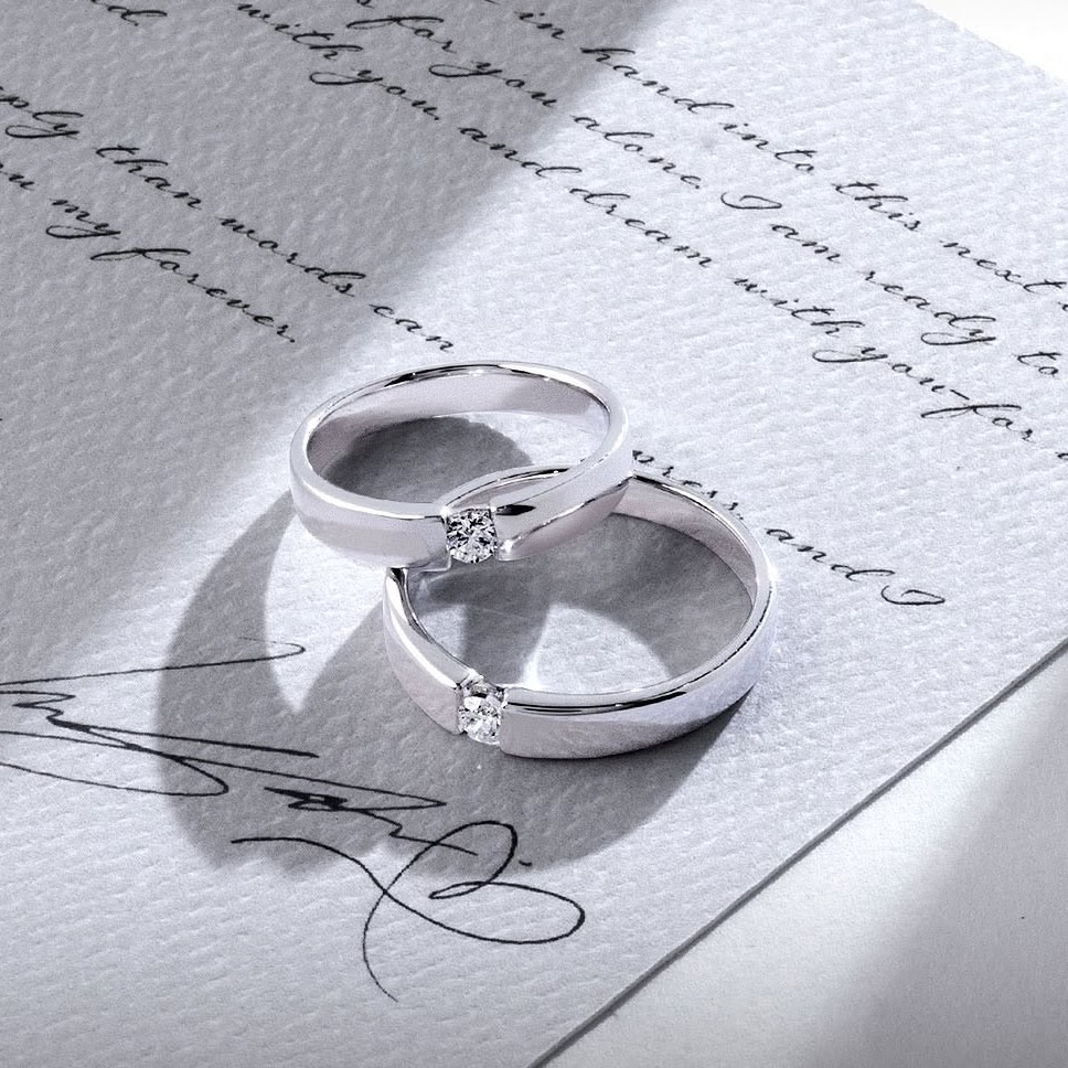 Model cincin nikah bertatahkan berlian solitaire bernuansa modern untuk calon pengantin masa kini