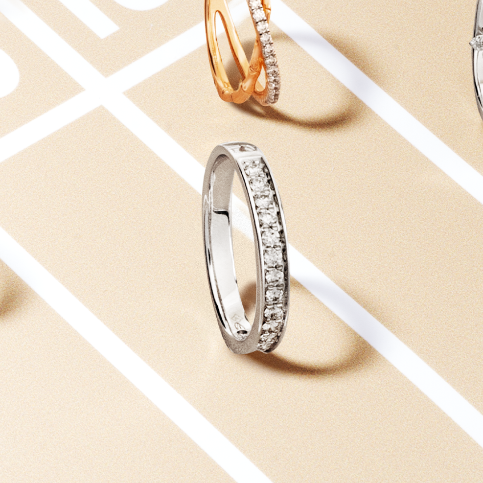 Cincin tennis white gold diperuntukkan bagi Anda yang ingin tampil mewah dengan effortless