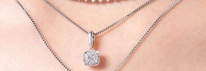 Kalung emas putih wanita dengan berlian solitaire lambangkan cinta tunggal yang abadi
