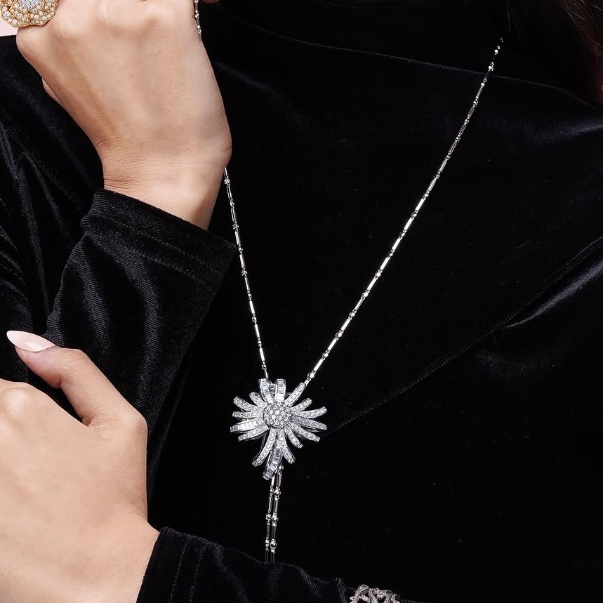 Kalung Bold untuk Statement Piece.