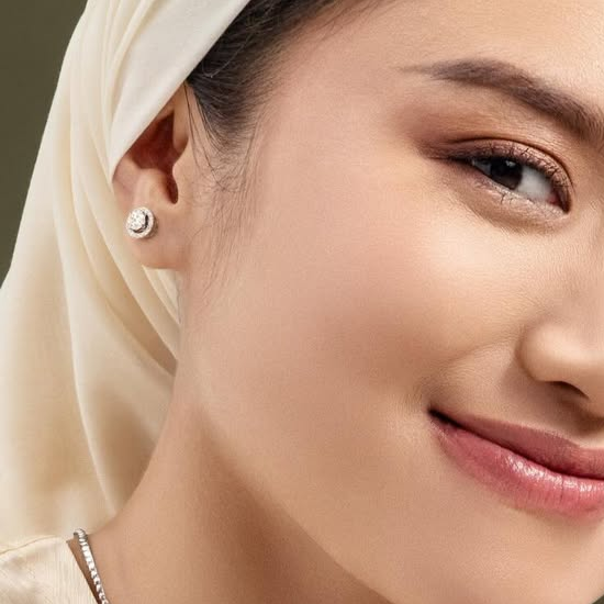 Anting Emas Putih Model Studs dengan Tatahan Berlian Cluster Berikan Kesan Mewah