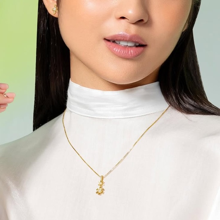 Nuansa Floral dari Liontin Emas The Palace yang Cocok untuk Sehari-Hari