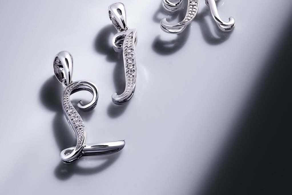 Tren Liontin Huruf Inisial Nama untuk Gaya yang Lebih Personal