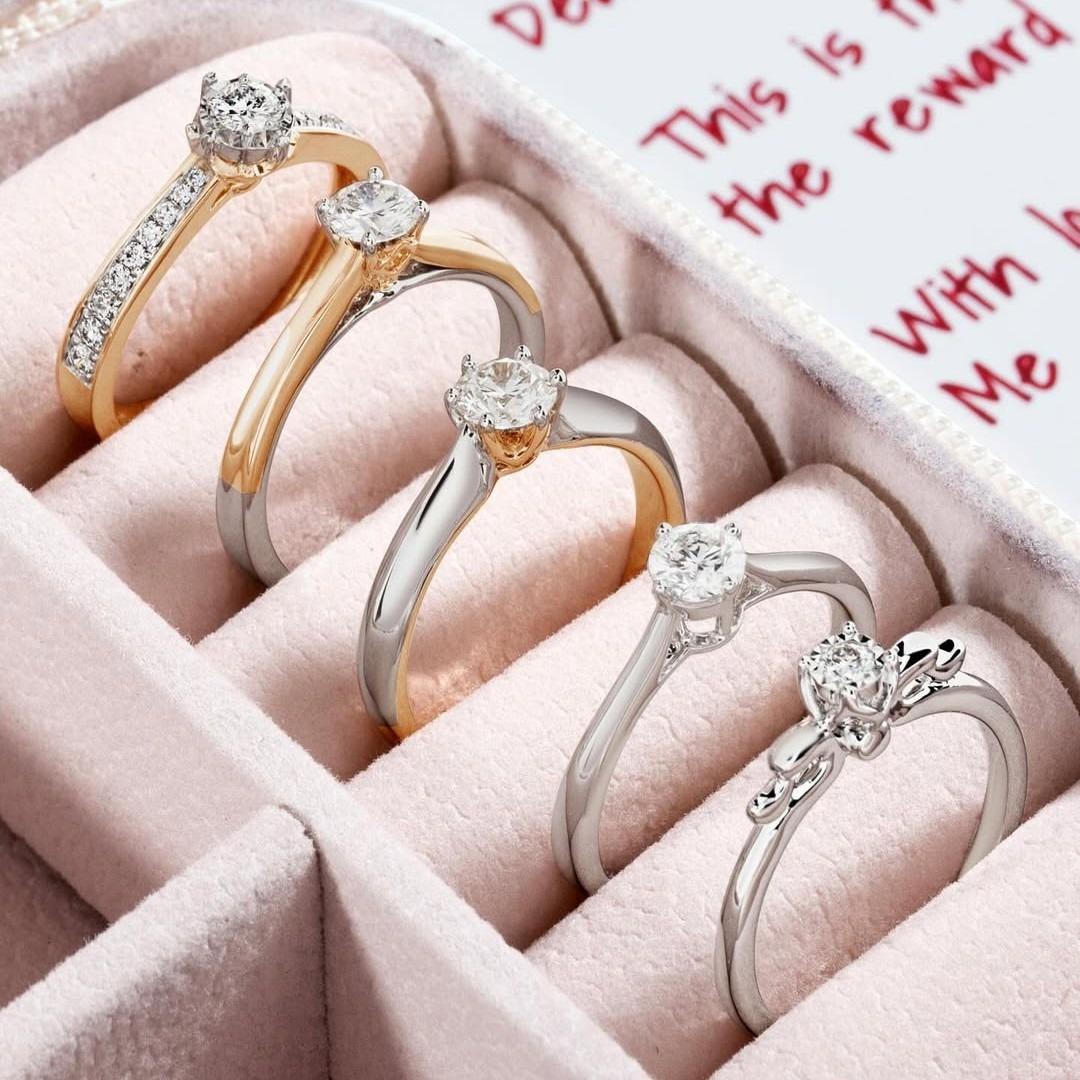 Ragam variasi model cincin tunangan sempurnakan momen bersejarah Anda dan si dia