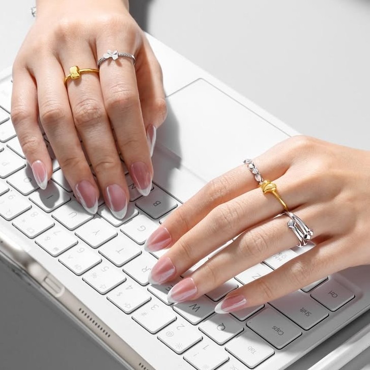 Pakai cincin minimalis agar tetap stylish untuk daily look