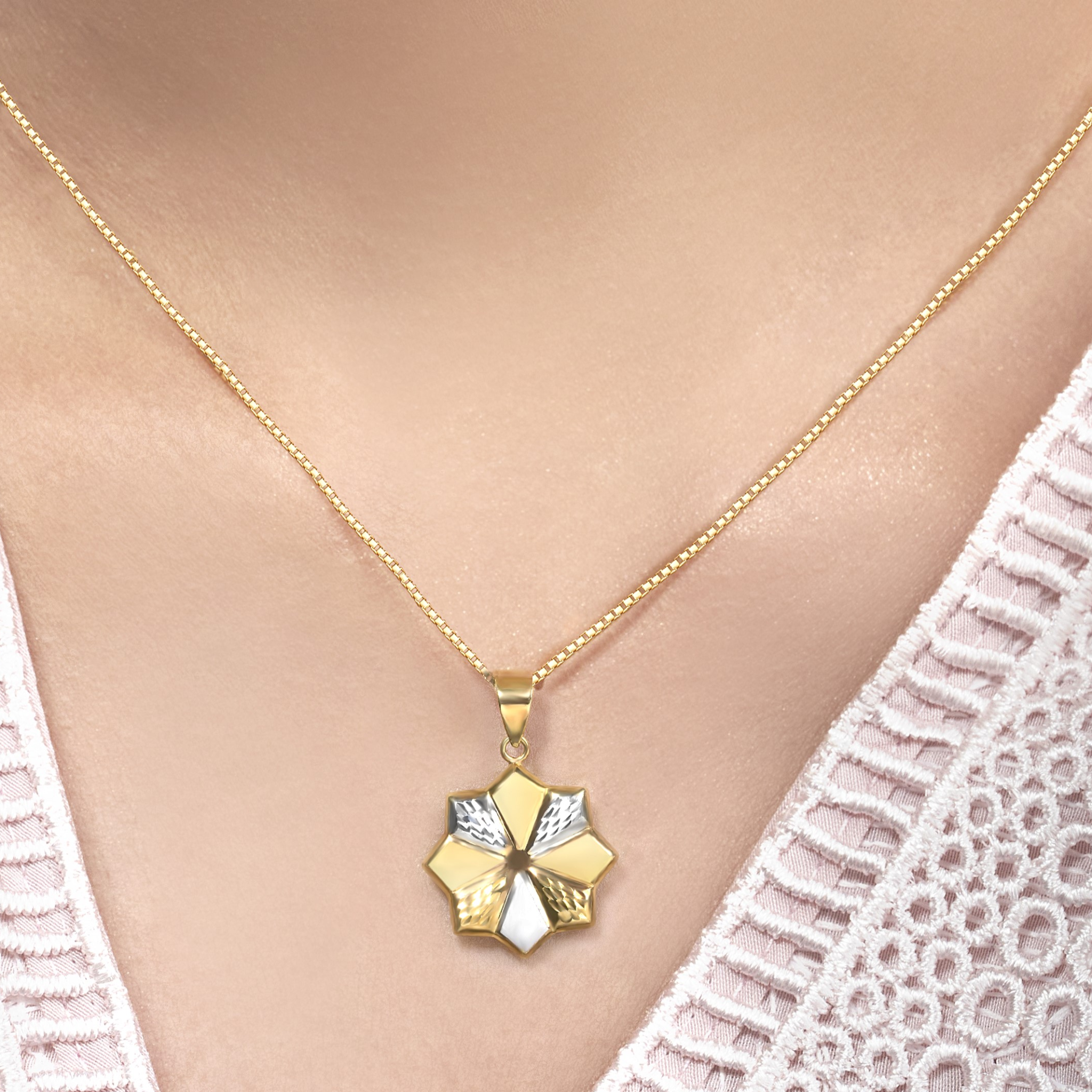 Kalung Emas dengan Liontin The Palace Jeweler untuk Sentuhan Personal