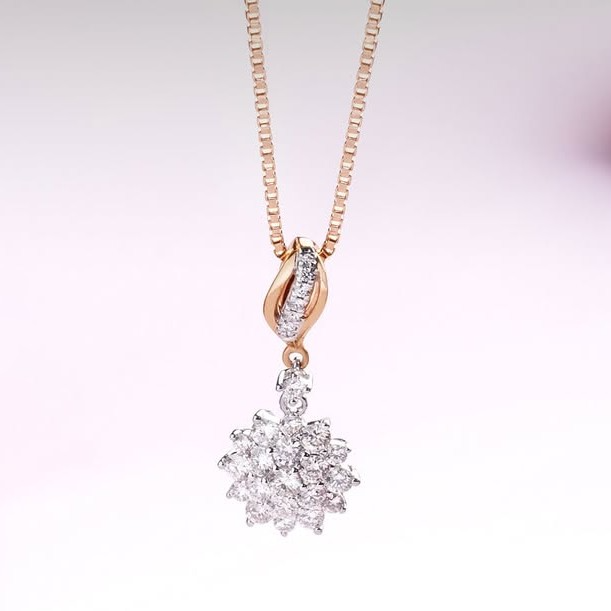 Kilau berlian yang menghiasi kalung dengan liontin bunga menambah kesan mewah saat dikenakan