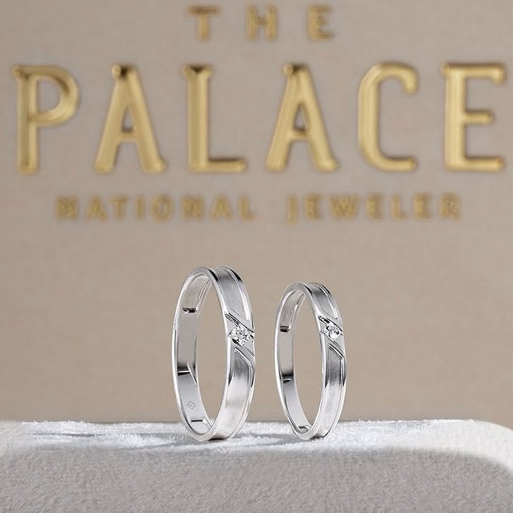 Aksen minimalis pada cincin nikah emas putih bertatahkan berlian ciptakan keunikan