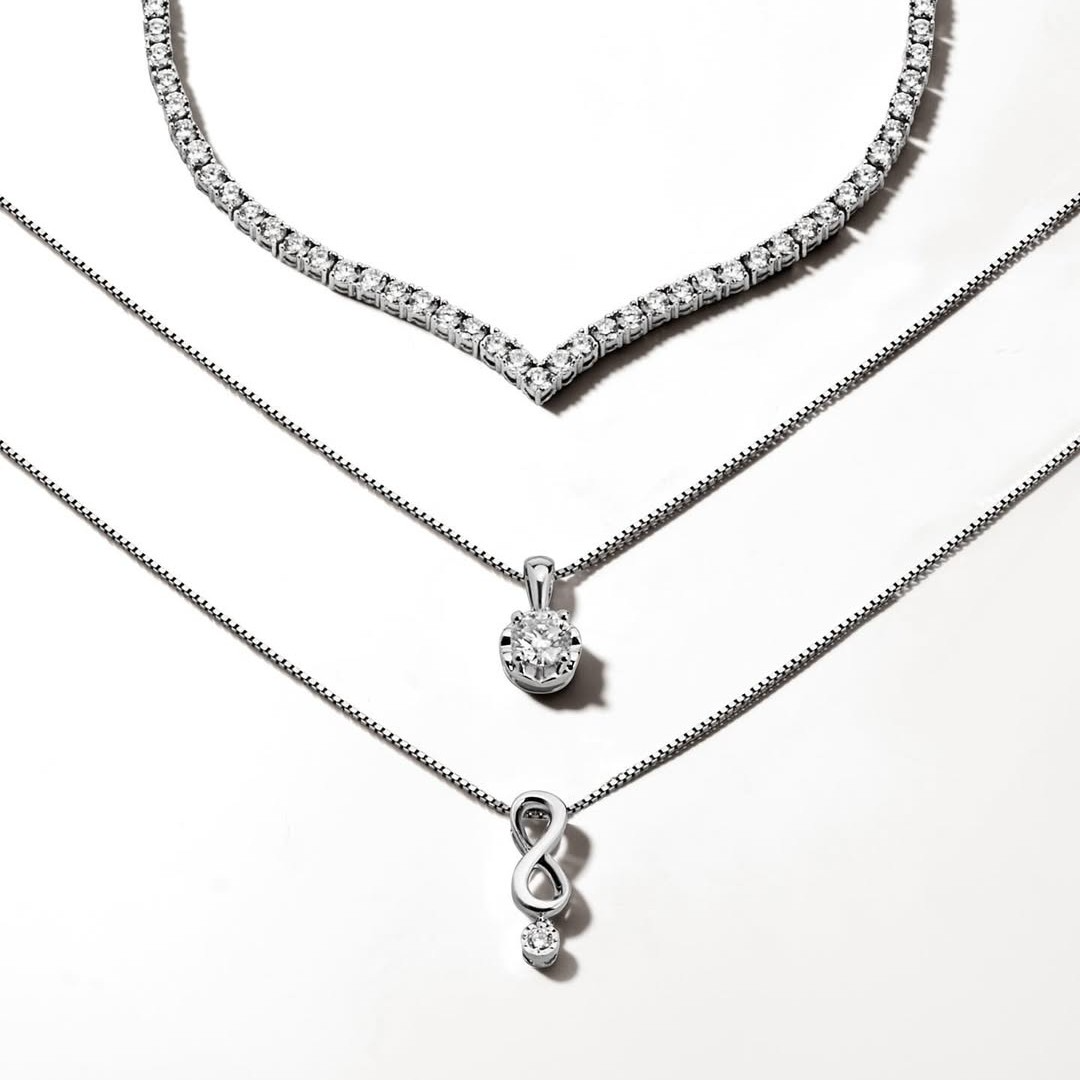 Kalung emas emas white gold dari The Palace yang elegan