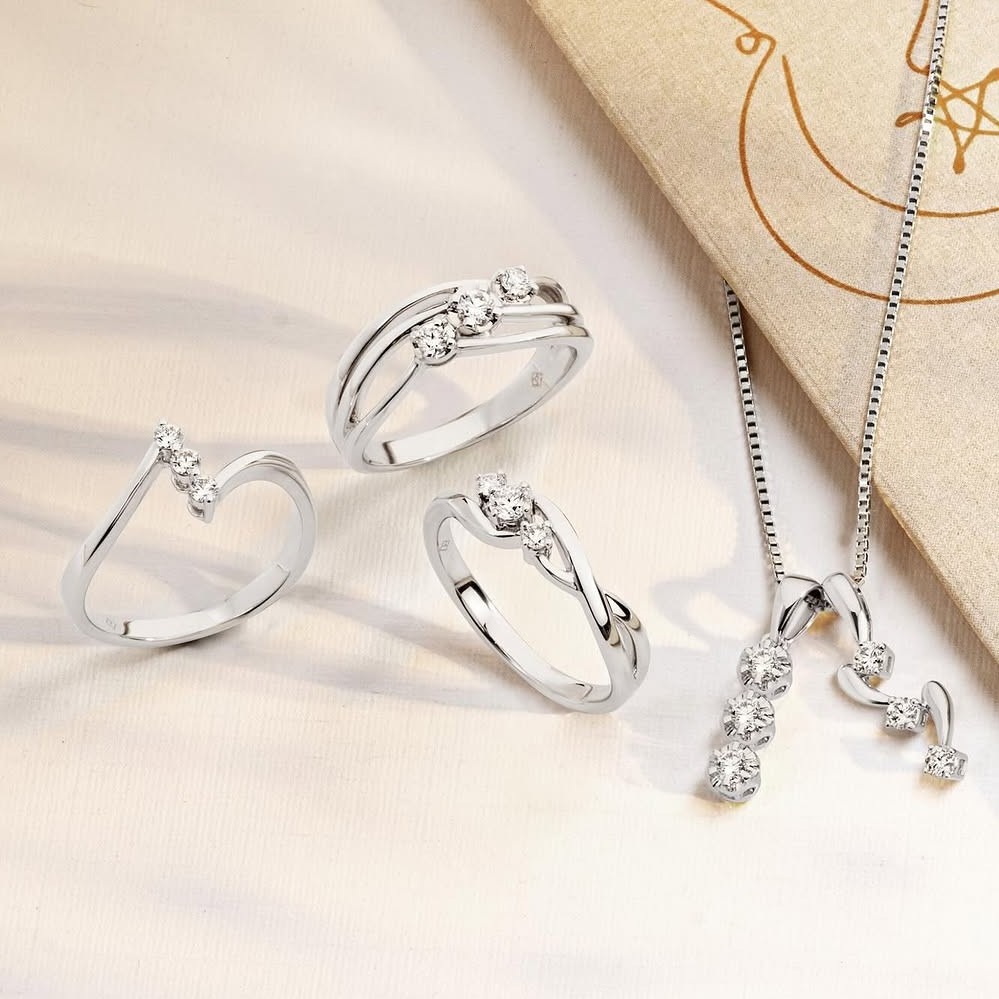 Hadiahkan koleksi perhiasan emas putih berhiaskan berlian dari The Palace Jeweler untuk istri tercinta