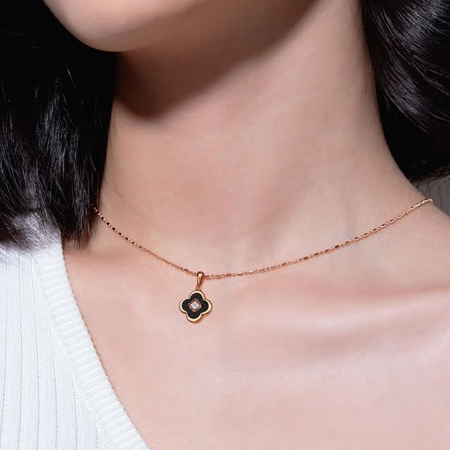 Keunikan kalung dengan liontin bernuansa two-tone yang membuat penampilan standout