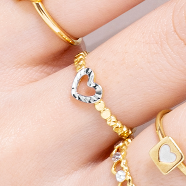 Cincin emas dengan siluet hati cantik yang mempermanis penampilan