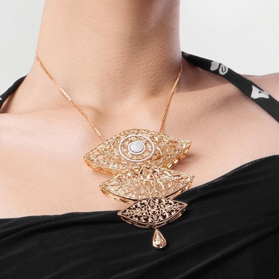 Desain statement dari kalung The Palace yang bikin penampilan standout