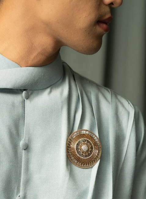 Sentuhan Seni Budaya Lewat Brooch Emas Elegan Koleksi Nusantara