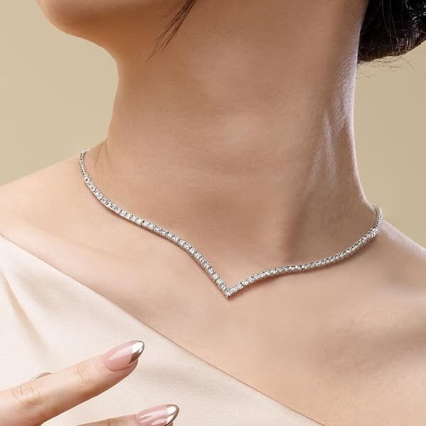 Kalung Model V-Shaped Indah Berkilau Menawan