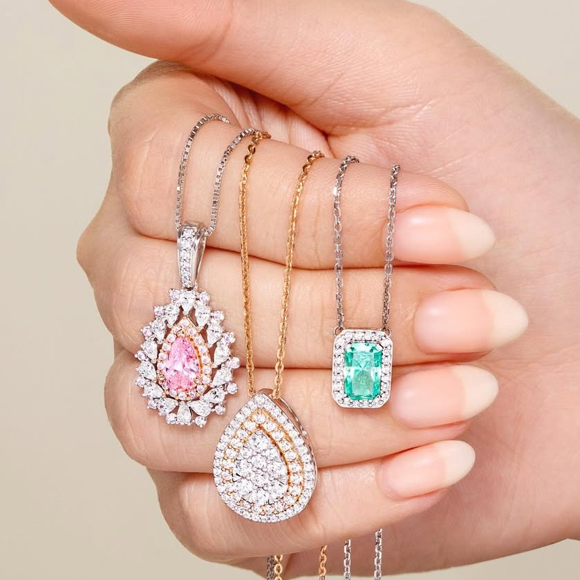 Hari-hari jadi penuh warna dengan kalung liontin dengan permata yang cantik