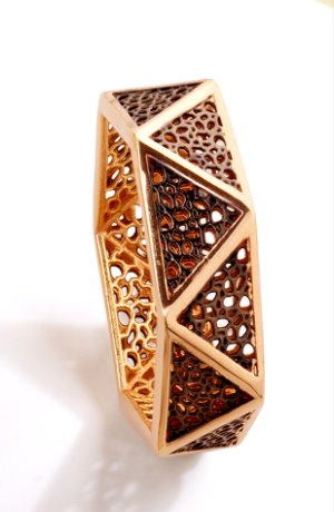 Cincin Emas Terbaru Rose Gold dengan Aksen Hitam Berstruktur Geometris Faset 3D