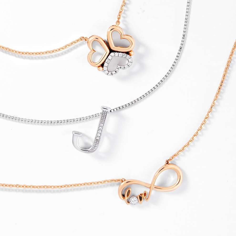 Liontin Huruf Elegan dan Cocok untuk Inspirasi Couples Style