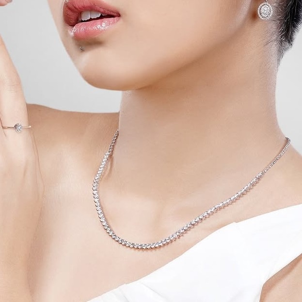 Nuansa glamor dan modern pada desain kalung berlian penuh keanggunan