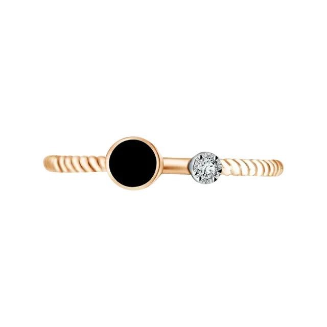 Perpaduan Kilau Warna Yellow Gold, Berlian, dan Aksen Enamel Membuat Cincin ini Terlihat Unik