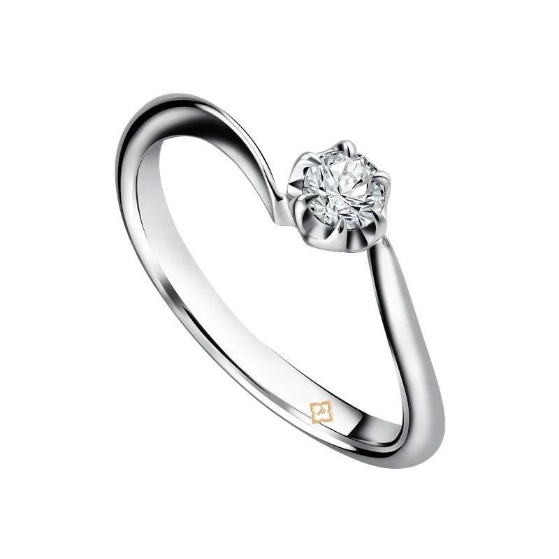 Detail Halus dari Cincin Wanita Lanira dengan Hati Penuh Kelembutan