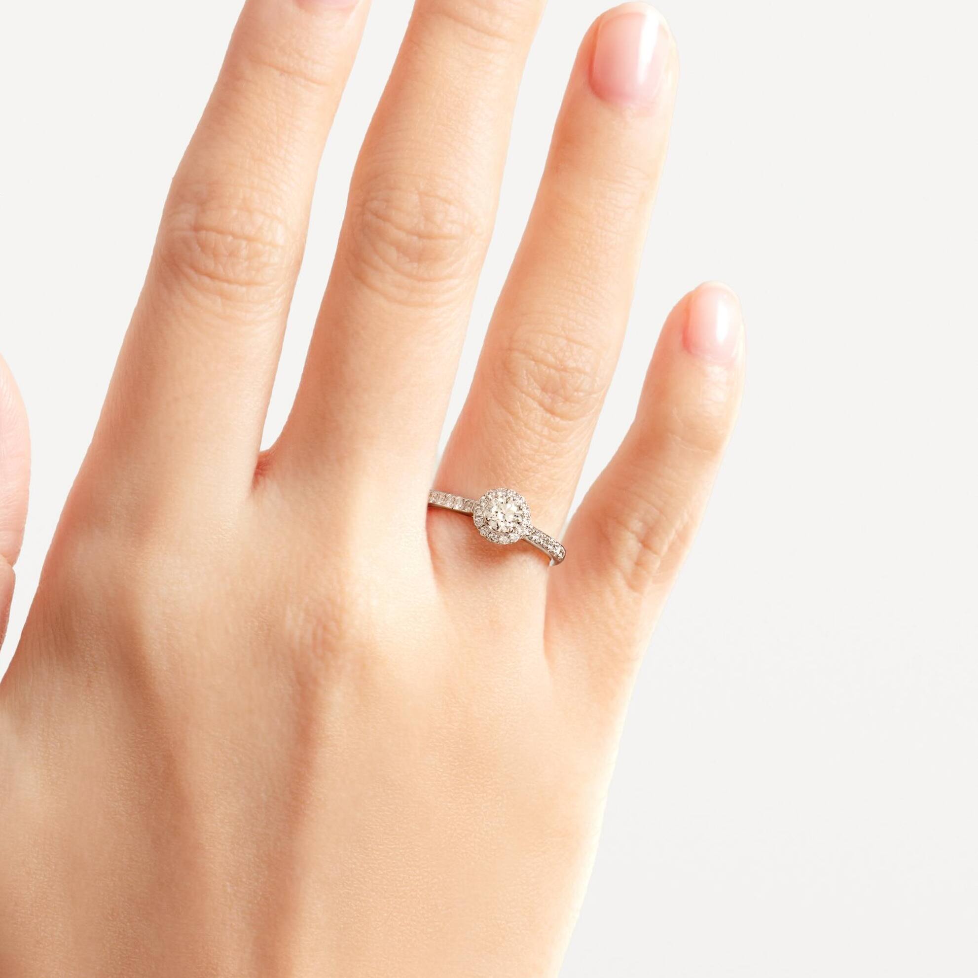 Model Cincin Tunangan Klasik yang Pancarkan Keindahan Abadi