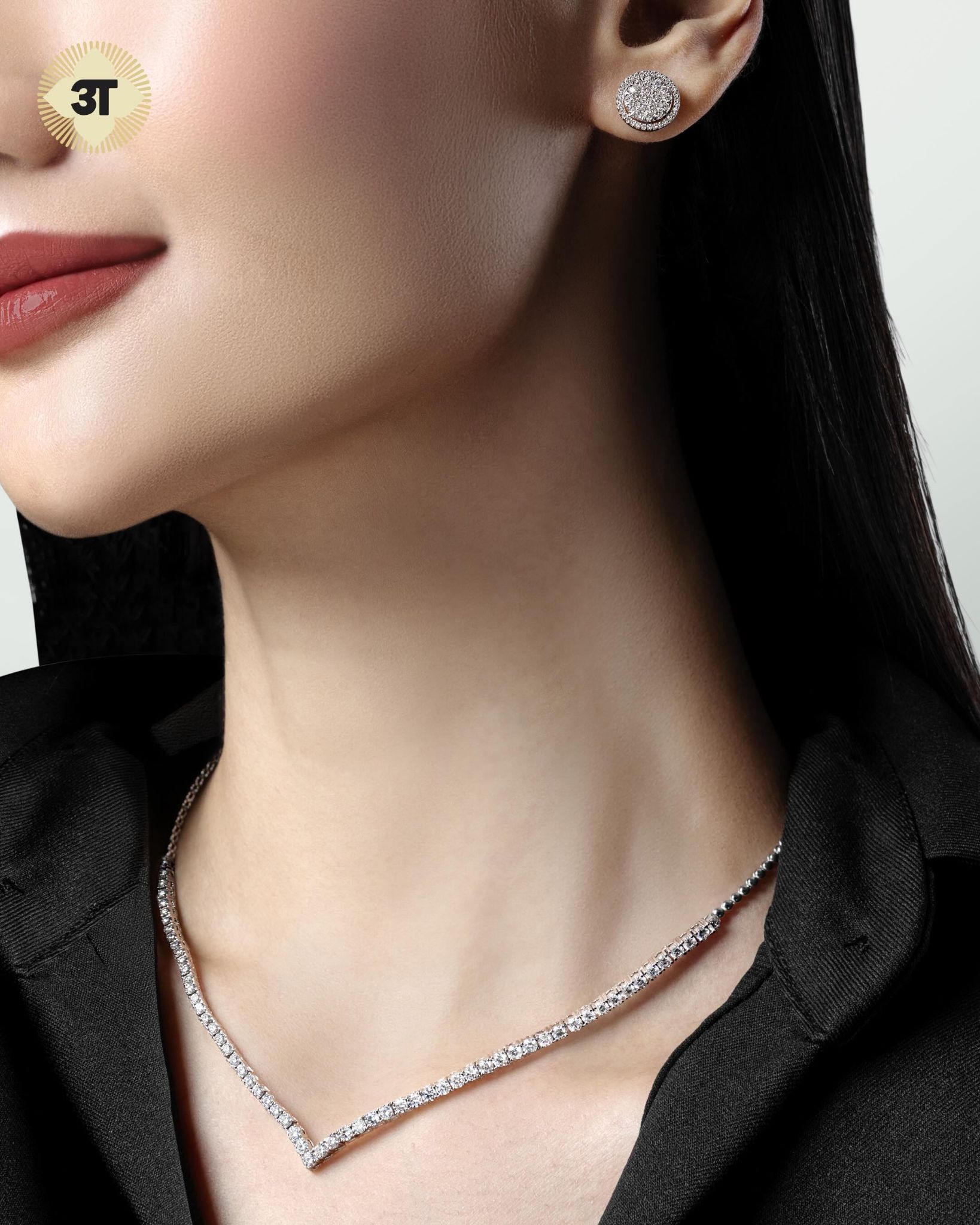 Ciptakan Office Look Elegan dengan Kalung Emas Putih V-shape