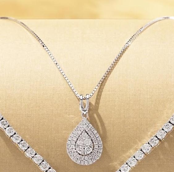 Kalung emas putih dengan berlian halo sempurna untuk wedding look bernuansa glamour