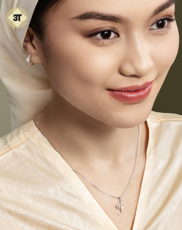 Anting Emas dan Liontin Inisial dengan Bentuhan Berlian