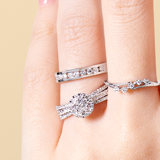 Kenakan cincin berlian elegan untuk sempurnakan perayaan kesuksesan