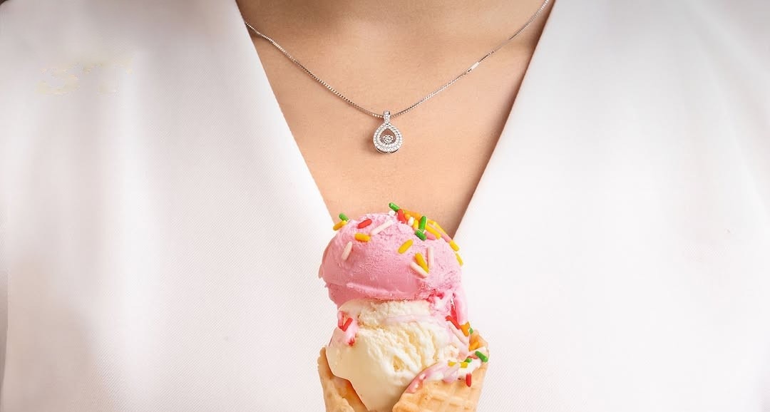 Kalung Emas dengan White Gold 18K dari The Palace