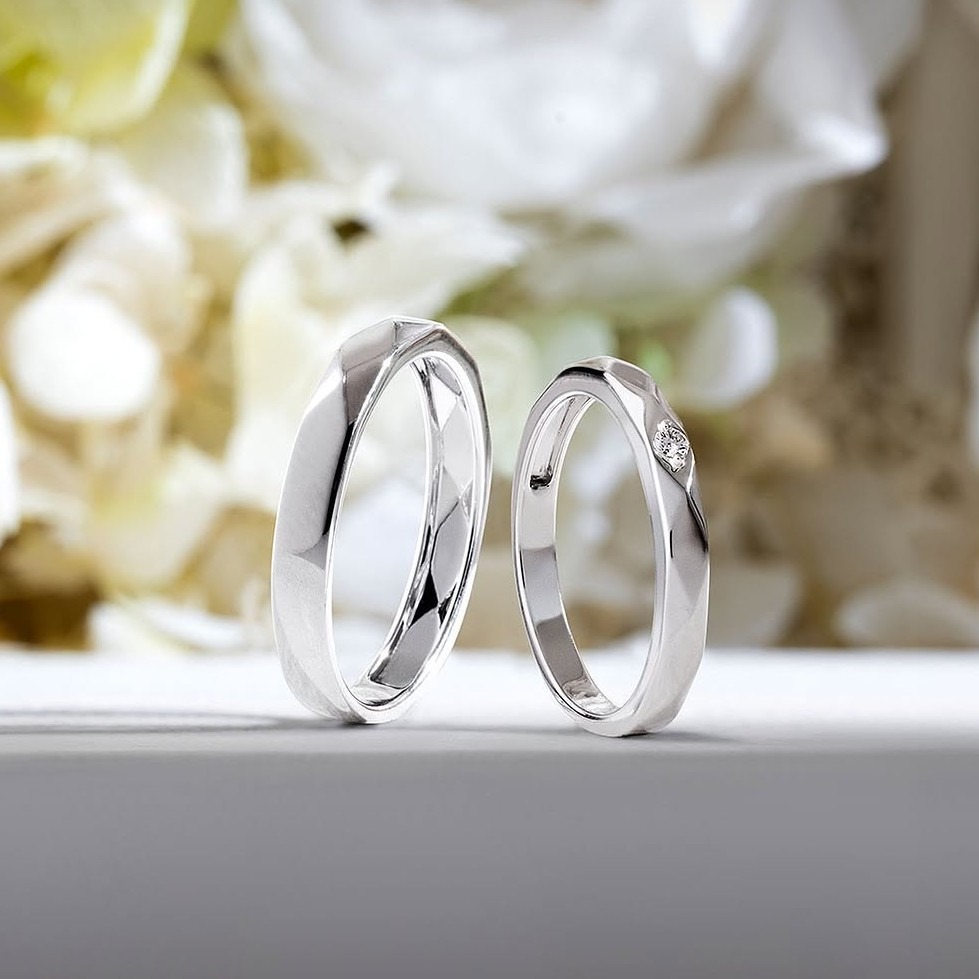 Kemilau indah cincin nikah emas putih dengan sentuhan motif hexagonal dan sematan berlian yang elegan