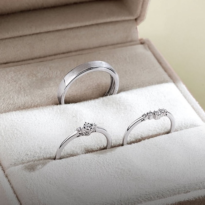 Cincin nikah berlian emas putih model stacking berikan kesan unik namun tetap elegan