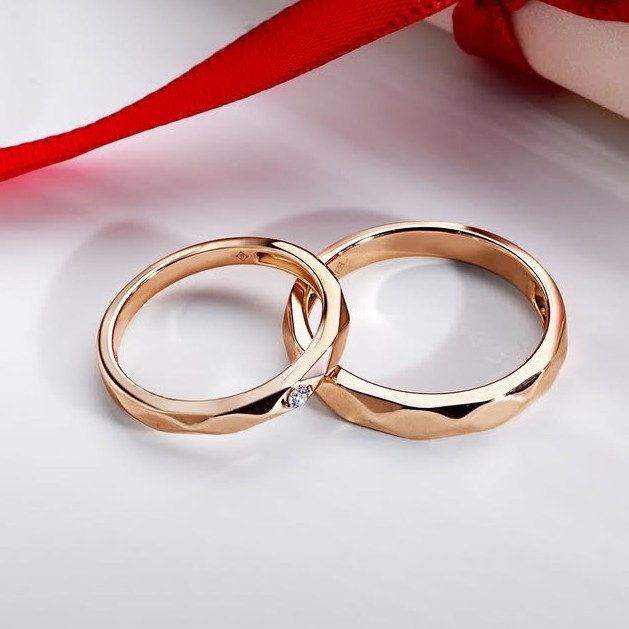 Kilau cincin nikah emas dengan tatahan berlian yang menawan