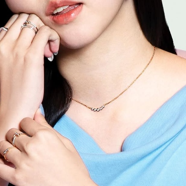 Pesona kalung emas yang stylish untuk lengkapi daily look