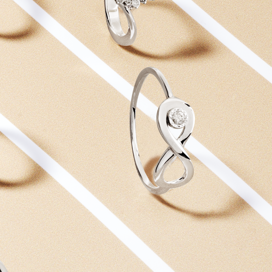 Simbol cinta abadi dan komitmen yang terpancar dari model cincin emas infinity