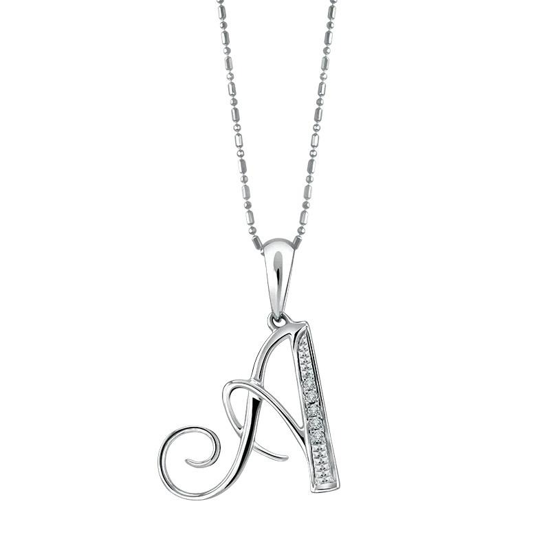 Liontin &ldquo;A&rdquo; Cursive Koleksi Alphabet Buat Penampilan Elegan dan Memancarkan Kesan Personal